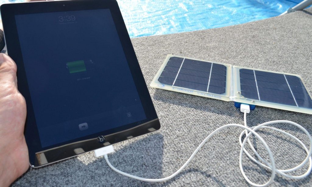 Un chargeur solaire relié à une tablette